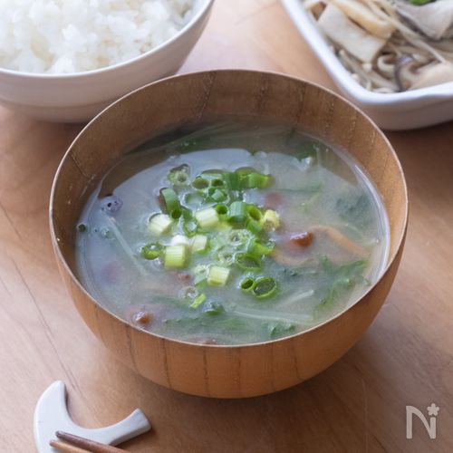 【胃腸に優しい】シャキシャキ水菜となめこの旨み味噌汁