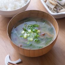 【胃腸に優しい】シャキシャキ水菜となめこの旨み味噌汁