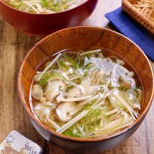 出汁がおいしい！簡単和食♡『長ねぎときのこのお吸い物』