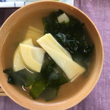 春の味　わかめとたけのこの味噌汁