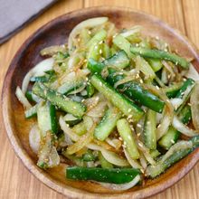 5分で完成！【きゅうりと玉ねぎのさっぱり胡麻和え】