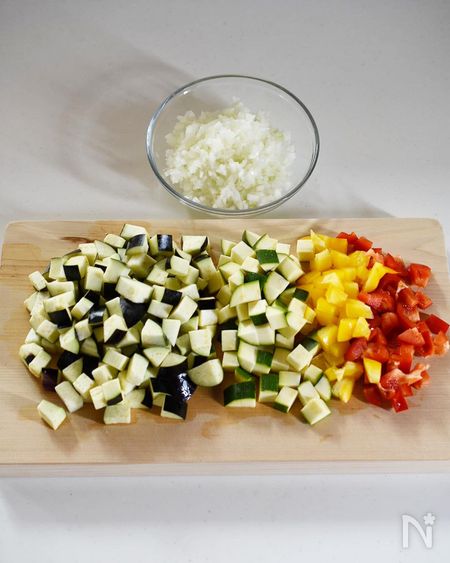玉ねぎなどの野菜をカットする