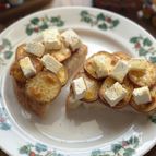 さつまいもとクリームチーズのはちみつがけブルスケッタ