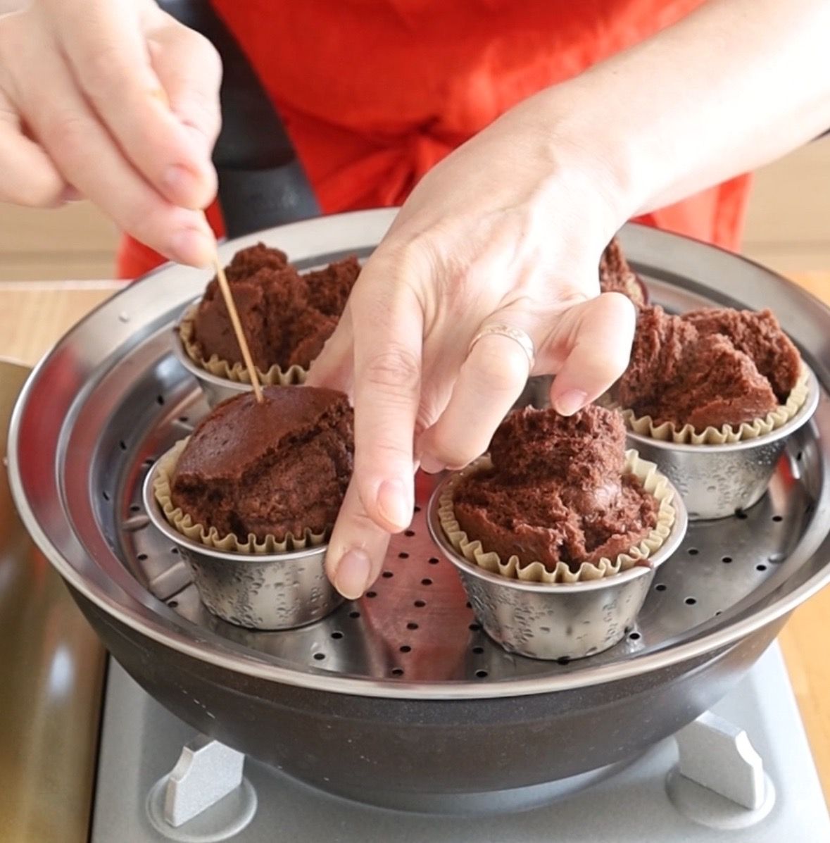 油脂なし混ぜるだけ！ぱかっと割れる米粉のチョコ蒸しパン