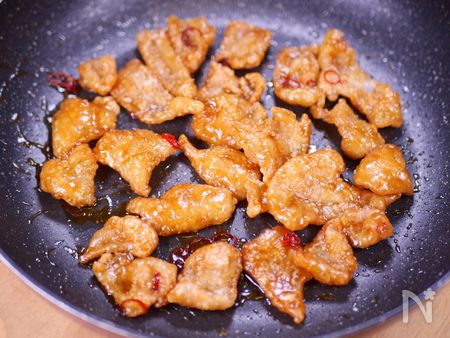 鶏皮に甘辛だれを煮絡める