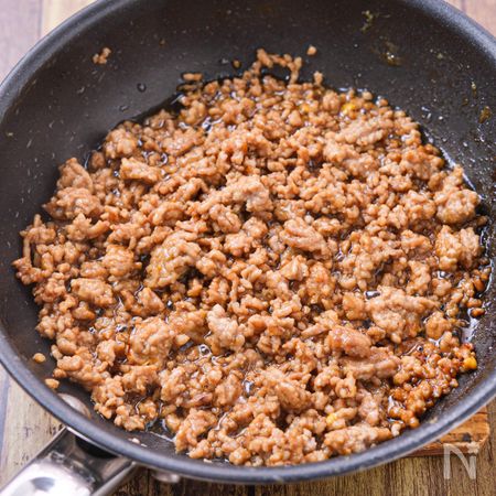 豚ひき肉を炒めて味付ける