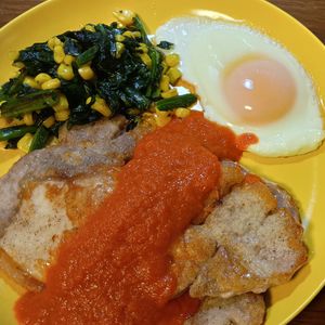 ひろりぃの作ってみた!投稿(トマトソースで食べる「ポークソテー」（ほうれん草添え）)