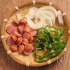餃子の皮で作る！パリッとミニピザの下準備