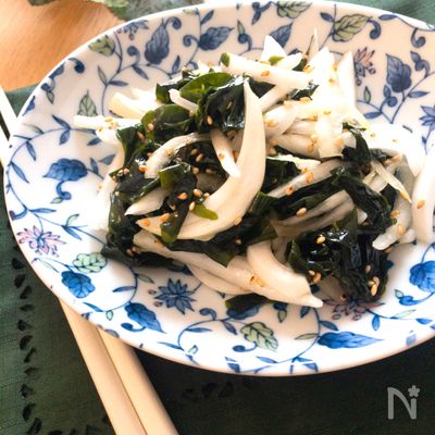 お肉料理の副菜にぴったり♡新玉ねぎとわかめのナムル