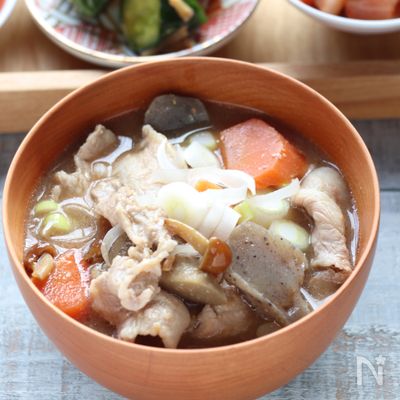 豚肉となめこと里芋のお味噌汁