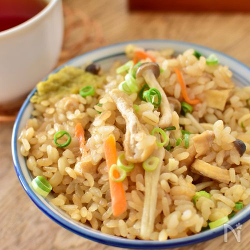 【本鶏だしの本格炊き込みごはん】味付けはしょうゆだけ！