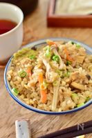 【本鶏だしの本格炊き込みごはん】味付けはしょうゆだけ!