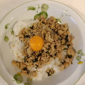 小野加代の作ってみた!投稿(激うま5分♡ご飯進む『鶏ひき肉の旨辛味噌丼』男子ウケ抜群♪)