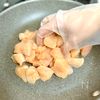 【鶏むねの枝豆チーズ焼き】フライパンのみ◎混ぜて焼くだけ!の工程1