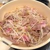 一品で大満足おかず♪【豚肉ともやしのふわたま春雨炒め】の工程3
