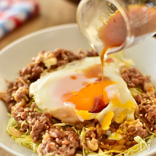 ［えのき入りとろ玉そぼろ丼］ひと皿で栄養ばっちり！