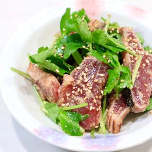 まゆの作ってみた!投稿(旬の食材を美味しく♡かつおのたたきと三つ葉のごま塩レモン)