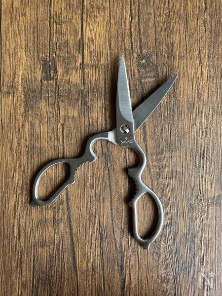 SAVAQキッチンバサミの刃を開いたところ