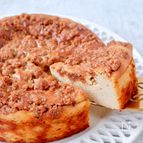 簡単ヘルシー絶品♡【シナモンクランブルのお豆腐チーズケーキ】