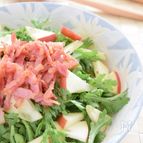 春菊・りんご・ベーコンのサラダ