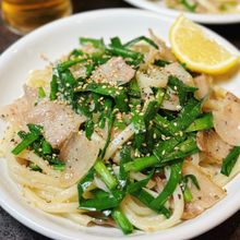 【豚バラとニラの塩焼きうどん】食欲爆発！スタミナ満点！