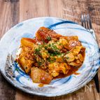 ストウブ鍋で作るでっかい玉ねぎと鶏肉のトマト煮込み