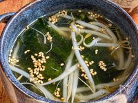 5分で完成【わかめともやしの中華スープ】どんな料理にも合う◎
