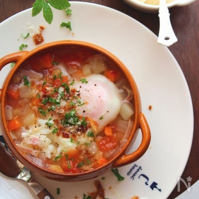 残り野菜と落とし卵のスープ