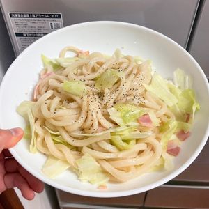 ケの作ってみた!投稿(冷蔵庫の定番でパパッと♪【ベーコンとレタスの焼きうどん】)