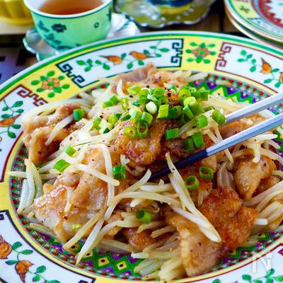 【カリカリ豚とシャキッともやしの旨塩炒め】節約もやしかさ増し