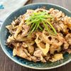 シャキッと美味しい！豚こまれんこんと舞茸の塩昆布カルボ炒めの工程5