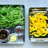 花椒香るシビ辛夏麺。ひき肉と豆苗の彩り焼きそばの下準備