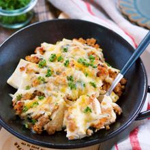 乗せて焼くだけ♪『豆腐の肉味噌チーズグラタン』