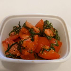 にゃんこさん🐱の作ってみた!投稿(5分で完成！【トマトと大葉の中華胡麻和え】胡麻油香る♩)