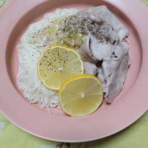 悠の作ってみた!投稿(ごま油香るぶっかけ！【ネギ塩レモンの豚しゃぶそうめん】)