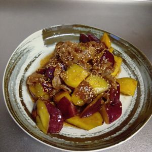 misiaの作ってみた!投稿(ボリュームたっぷり♡『豚こまとさつま芋の甘辛ごま炒め』)