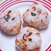 自家製鮭フレークでにこにこおにぎり。