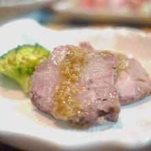 ローストポーク　グリーンオリーブソース添え