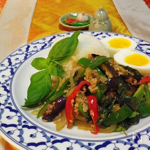 ガパオご飯でお家カフェ★鶏ひき肉と野菜のバジル炒め乗せご飯