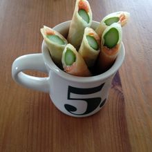 アスパラとスモークサーモンのスティック春巻き