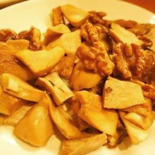 ワインが進む、燻製エリンギ、ナッツのホットサラダ
