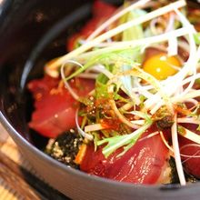 ピリ辛かつお丼