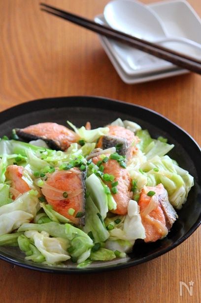 秋鮭とたっぷりキャベツの味噌バター炒め。