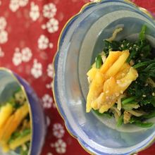 しょうゆ麹で決まる!ほうれん草と柿の胡麻和え