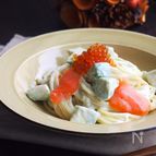 スモークサーモンとアボカドのパスタ　マヨしょうゆ麹ソース