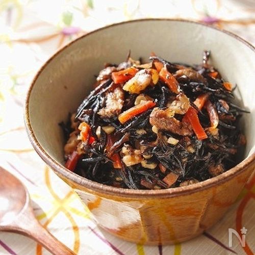 くるみ入りひじきの煮物