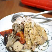 ルクエで作る鶏モモ肉とキノコのバジルトマト風味