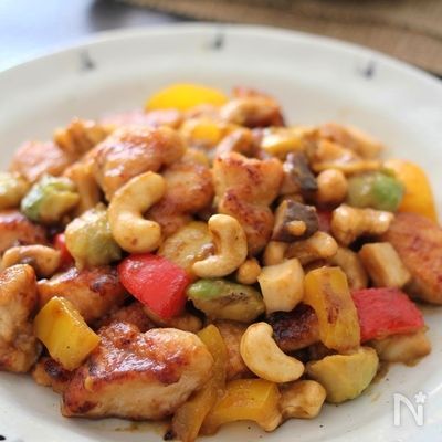 鶏むね肉とアボカドの彩りカシューナッツ炒め