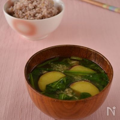 さつま芋とほうれん草の生姜みそ汁