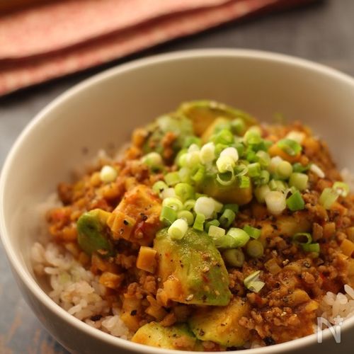 アボカドとタケノコのトマト麻婆丼